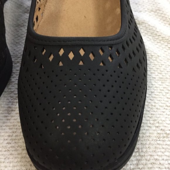 NATURALIZER Brina Black laser cut out wedges - Picture 2 of 7